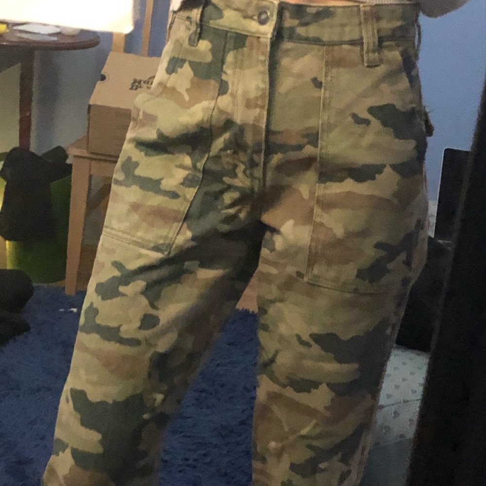 SUPER CUTE CARGO ARMY PRINT JEANS